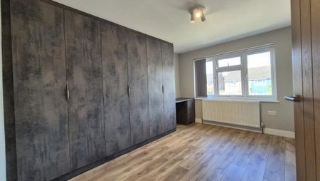 4 bedroom semi-detached house to rent - Photo 2