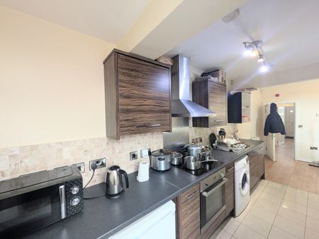 3 Bed End Terrace, Belton Street, NG7 - Photo 5