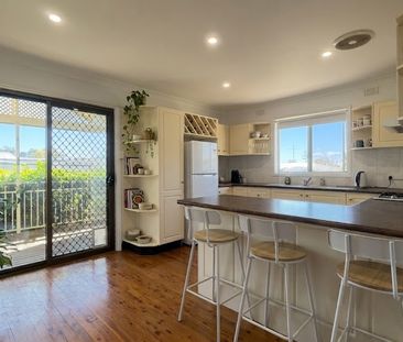 CHARMING & COMFORTABLE FAMILY HOME! - Photo 5