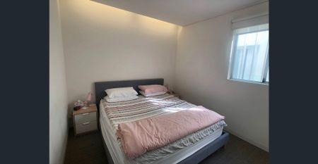 Stylish Top Floor City Apartment - Photo 2