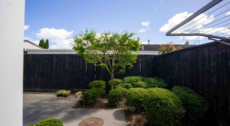 Beautifully Presented Executive Townhouse - Photo 3