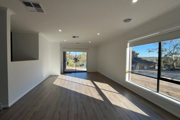 **APPLICATION PENDING** Stylish family living just 2.5km from town centre - Photo 1