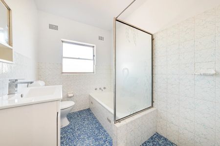 Stylishly Updated Apartment with Leafy Views in Prime Lane Cove Location - Photo 5