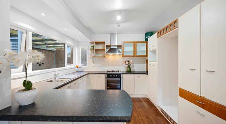 4 Bedroom Family house in Torbay - Photo 2