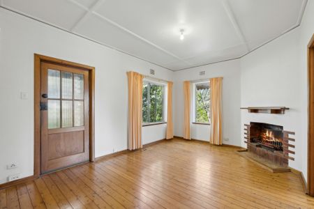 Charming 3 Bedroom Home - Photo 3