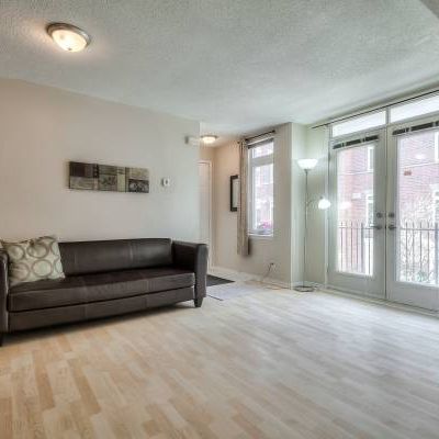 Beautiful 1-Bdrm + Den Townhouse near Yonge & Eglinton - Photo 1