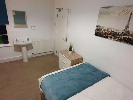1 bedroom in a house share to rent - Photo 1