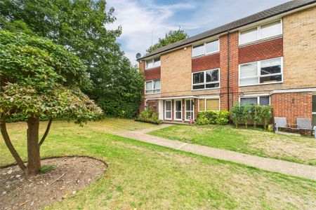2 bedroom Maisonette in Fernley Court, Maidenhead - Photo 2