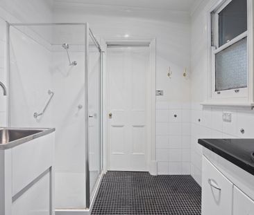 Charming 2 Bedroom in Prime Location - Photo 5