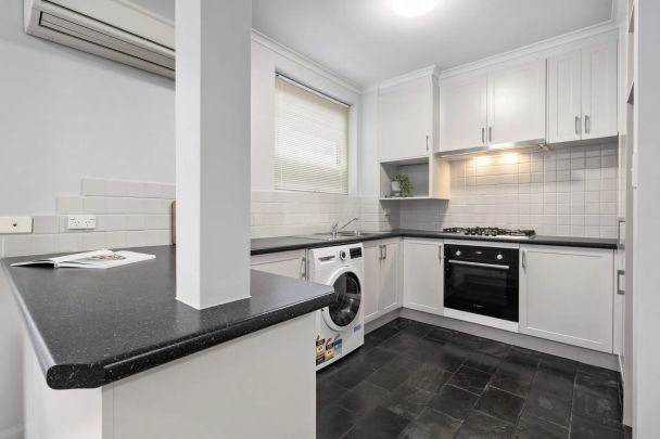 Bright and Modern Apartment Next to Fawkner Park! - Photo 1