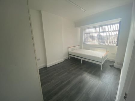 4 bedroom semi-detached house to rent - Photo 5