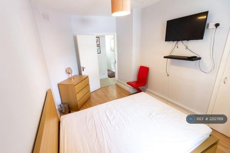 1 bedroom in a flat share to rent - Photo 5