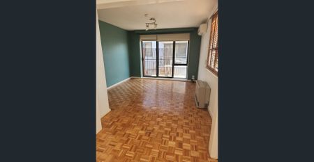 Hidden Gem: Thornbury updated apartment with undercover carport. - Photo 3