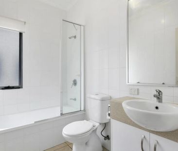 Convenient 2 bedroom apartment close to the beach. - Photo 1