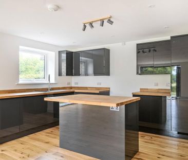 4 bedroom semi-detached house to rent - Photo 6