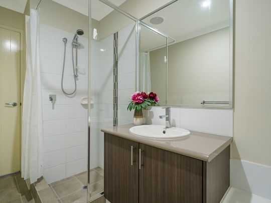 Park front property with perfect price - Photo 1