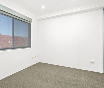 Spacious Top Floor Apartment - Photo 2