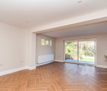 Woodlands Avenue, West Byfleet, Surrey, KT14 6AS - Photo 2