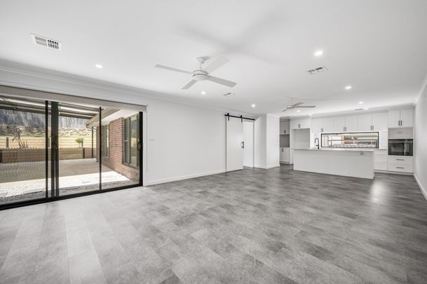 31 Esmond Avenue, Jerrabomberra - Photo 1