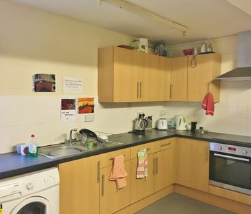 1 bed Room in Shared House - To Let - Photo 6