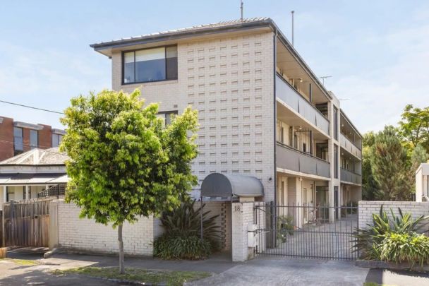 Light-Filled One-Bedroom in a Prime Elwood Location - Photo 1