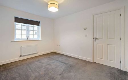 Three bedroom house with a driveway in a sought after village - Photo 5