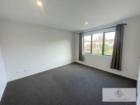 Beachlands, 4 Bedrooms + 2.5 bathroom - Photo 3