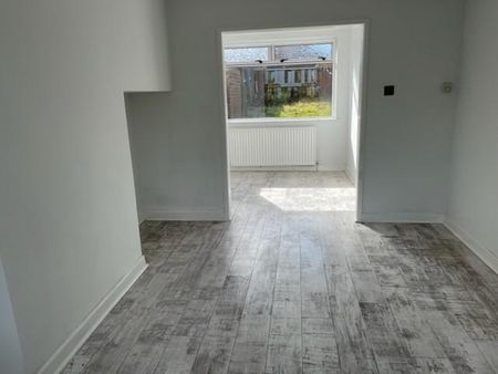 3 bedroom semi-detached house to rent - Photo 4