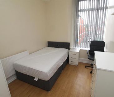 3 bedroom flat to rent - Photo 6