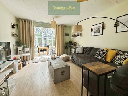 South Farnham - Photo 2