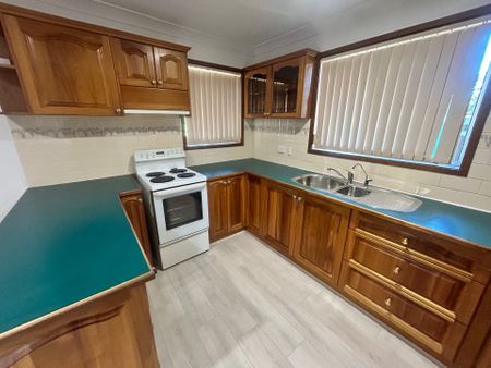 Lovely Home with Detached Garage! - Photo 2