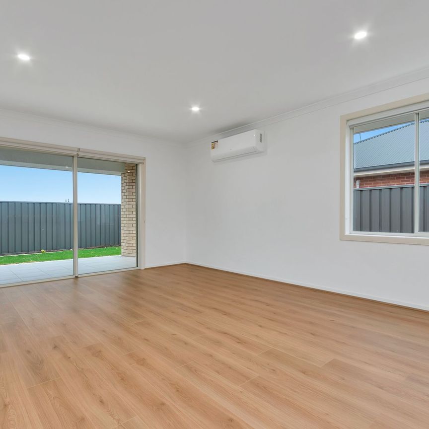 4 Bedroom Property in Evanston Gardens - Photo 1