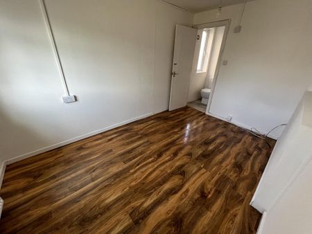 6 bedroom detached house to rent - Photo 4