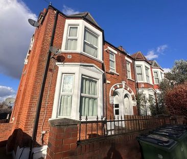 Studio Flat, Hillreach, SE18 - Photo 1