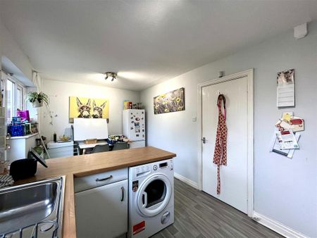 3 bedroom semi-detached house to rent - Photo 5