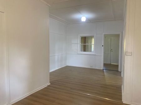 3 bedroom updated cottage with double garage! - Photo 5