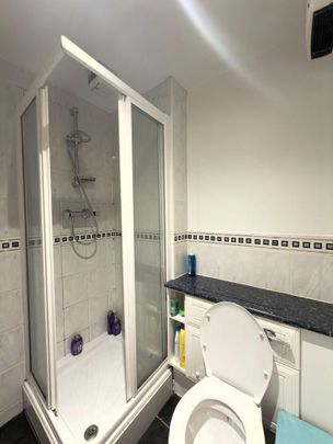 1 bedroom in a house share to rent - Photo 1