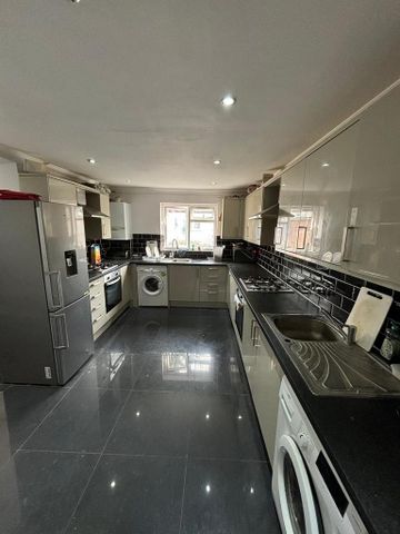 1 bedroom in a house share to rent - Photo 4