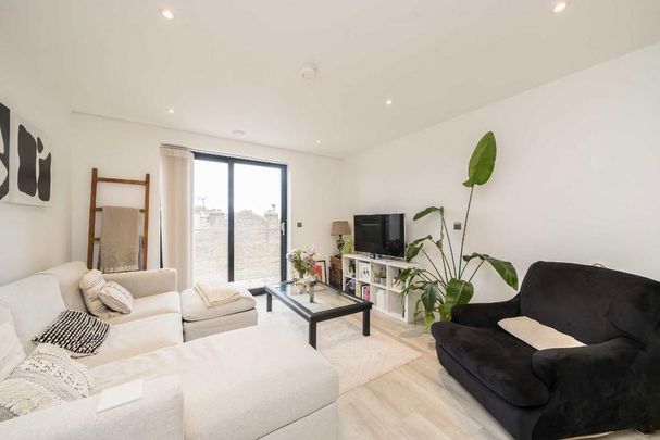 3 bedroom flat to rent - Photo 1