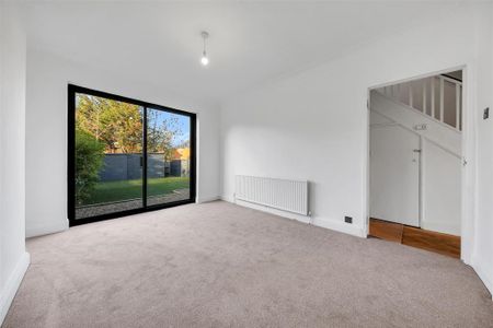 4 bedroom semi-detached house to rent - Photo 5