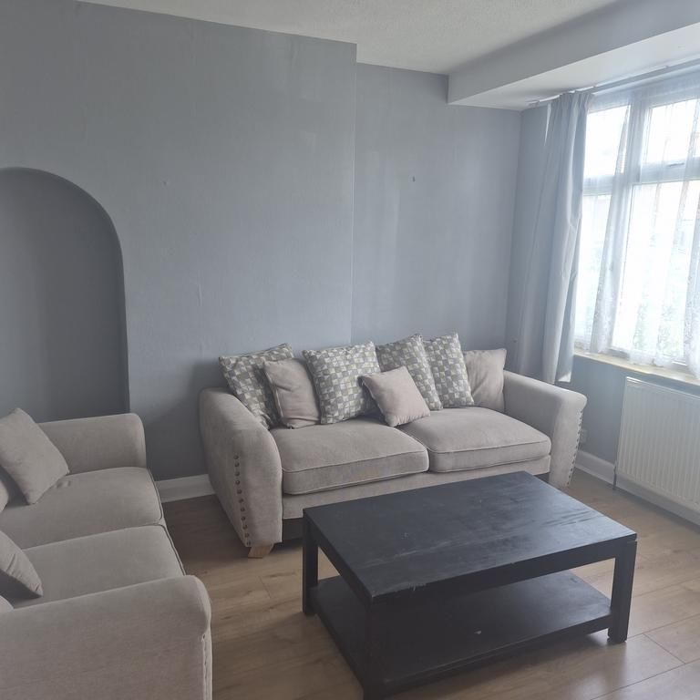 4 bedroom semi-detached house to rent - Photo 1