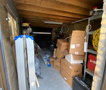 Volledig gerenoveerde woning met tuintje en ruime garage - Photo 2