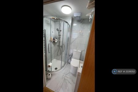 3 bedroom flat to rent - Photo 3