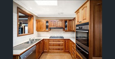 A beautiful family home, easy access to shops, transport, schools, offered as short term lease only. - Photo 4