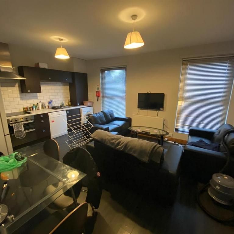 5 bedroom private hall to rent - Photo 1