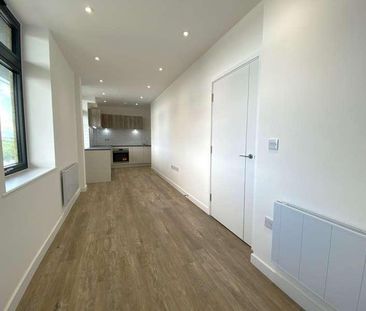 London Road, Staines-upon-thames, Surrey, TW18 - Photo 2