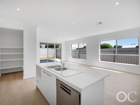 Open the Door To Brand New Luxury Between City and Sea - Photo 5