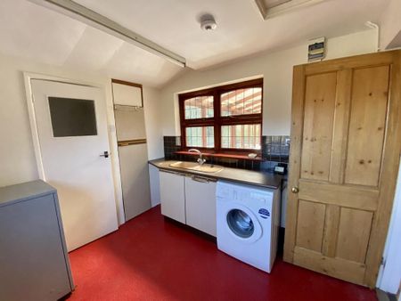 4 bedroom detached house to rent - Photo 4