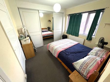 3 bed house to rent in Green Lane, St. Albans, AL3 - Photo 2