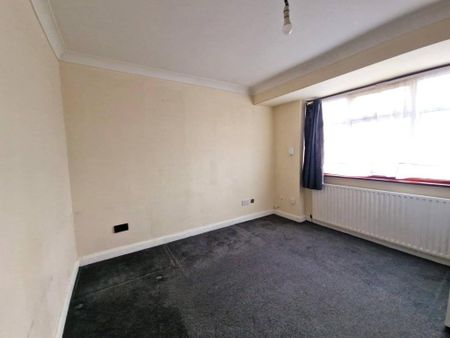3 bedroom flat to rent - Photo 2